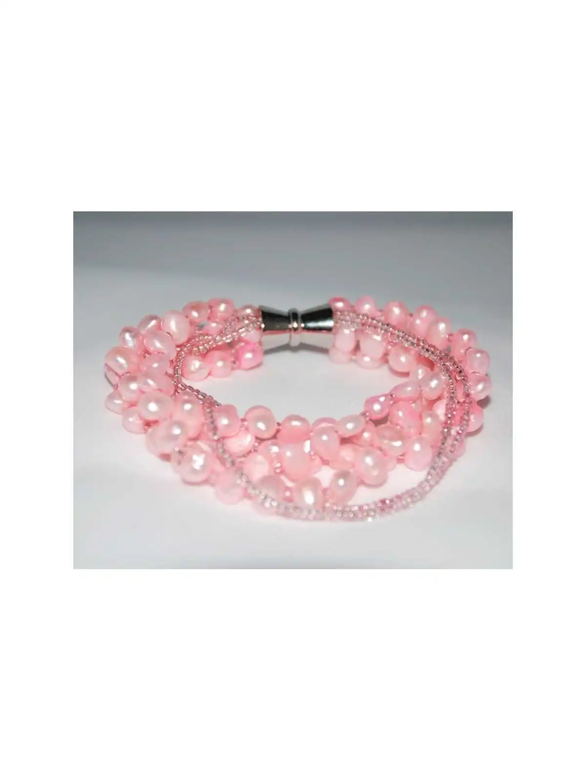 Brazalete multitira perlas y abalorios rosas