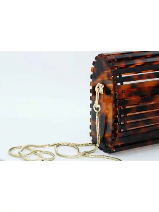 Detalle bolso lamas resina de carey