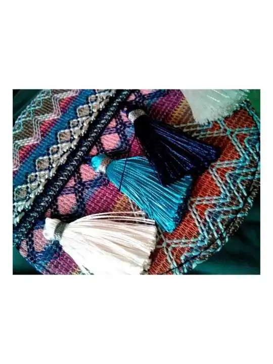 Detalle pasamaneria del bolso azul