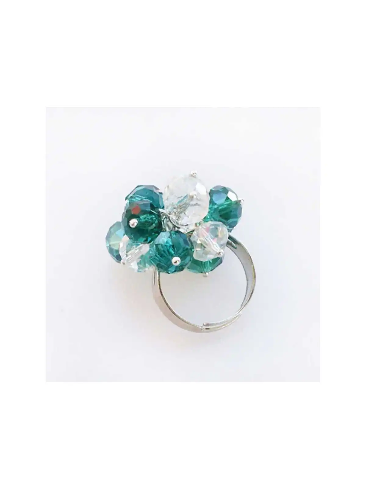 Detalle anillo bouquet cristales verdes y transparentes