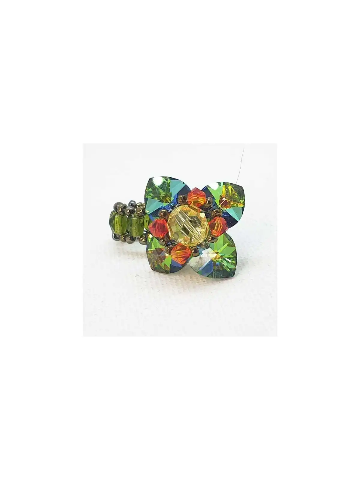 Anillo tejido con abalorios multicolores