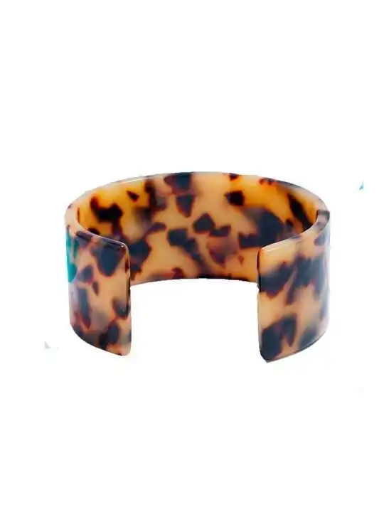 Pulsera estilo cuff de resina de carey abierta