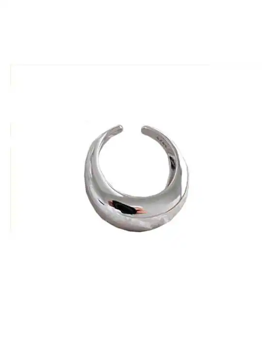 anillo plateado cóncavo
