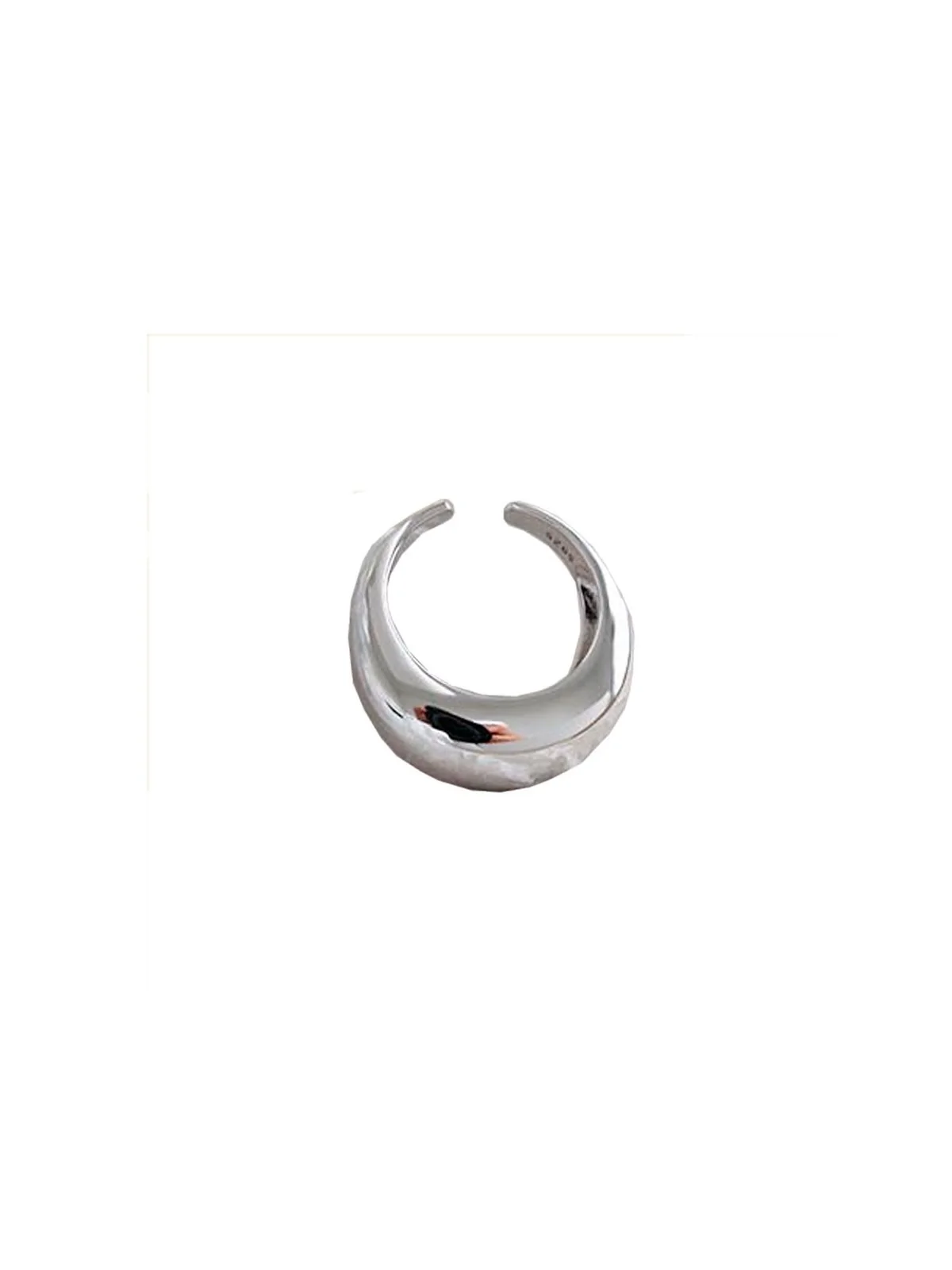 anillo plateado cóncavo
