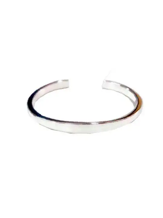 brazalete plateado rígido