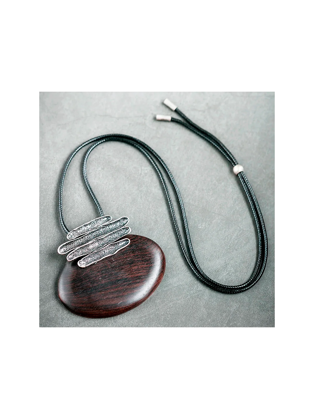 collar con colgante de sándalo