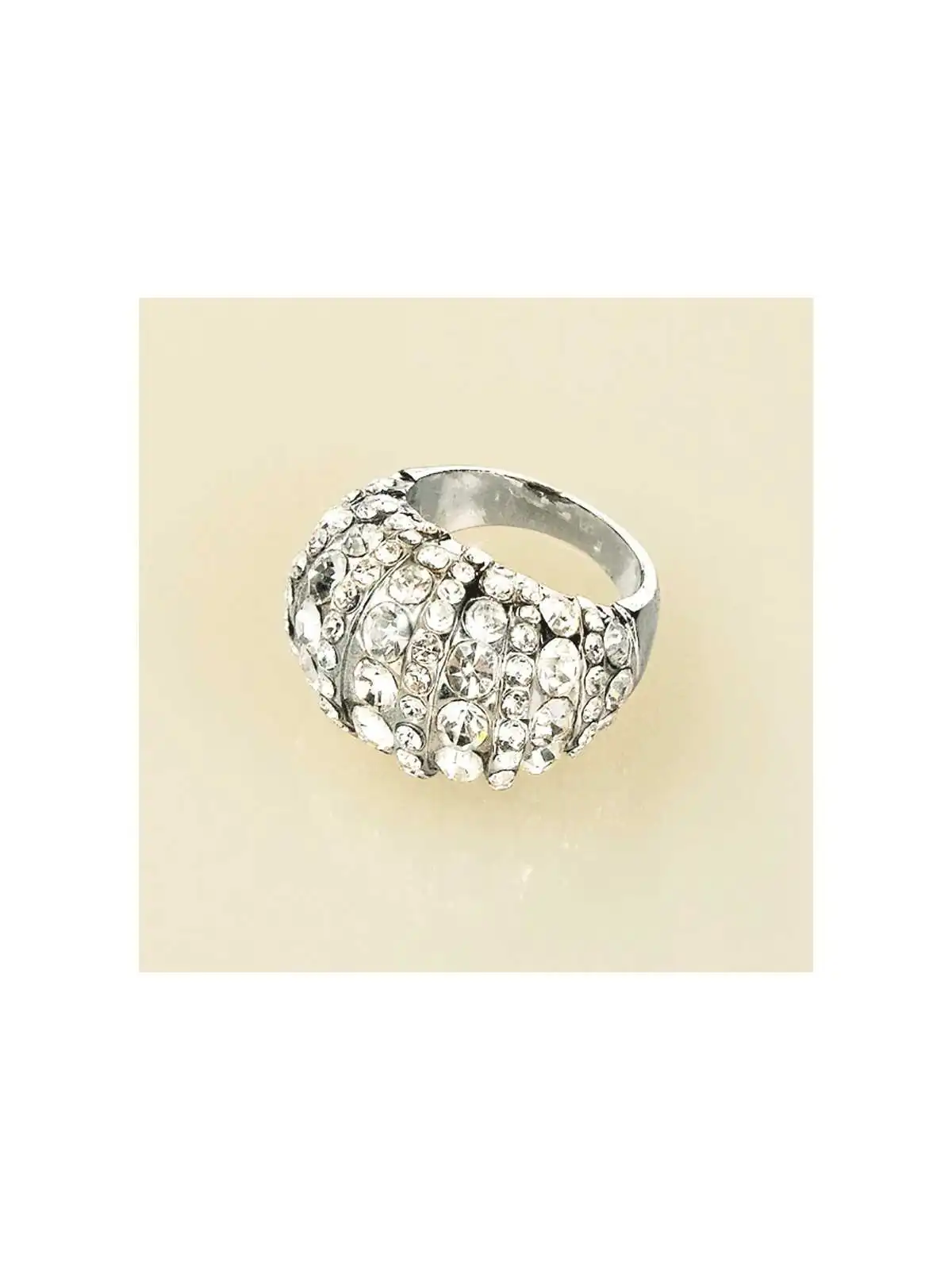 Precioso anillo banda de circonitas
