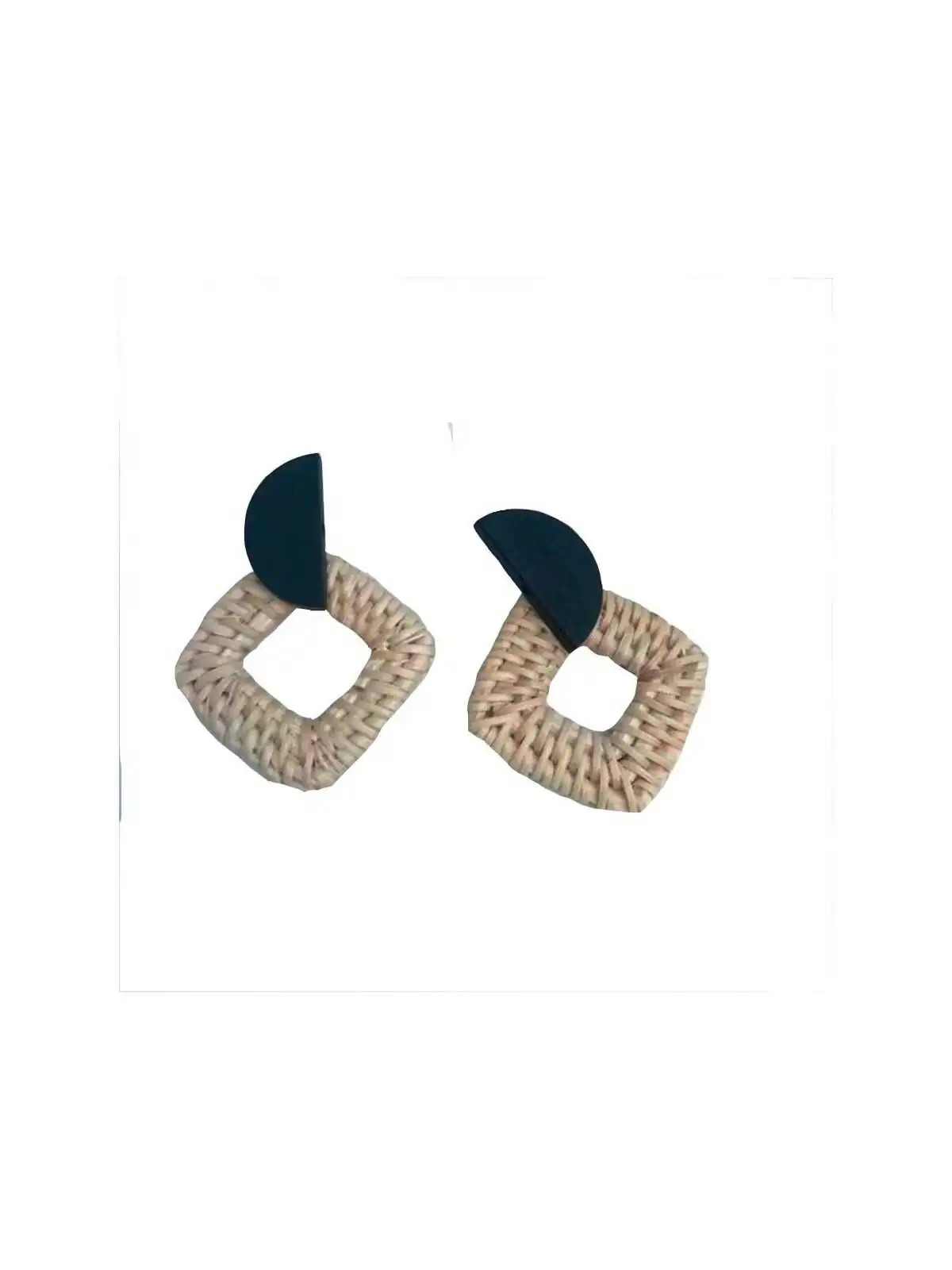 Pendientes de rafia y rombo negro