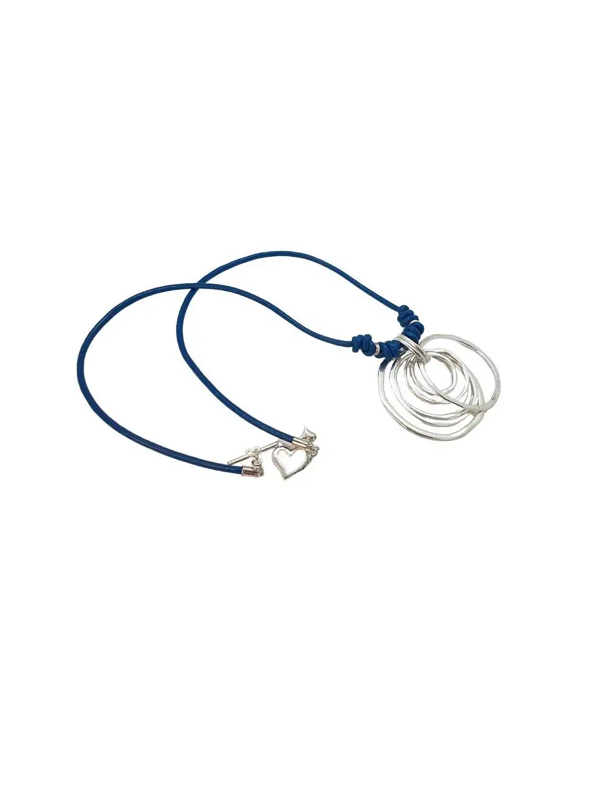 Collar cuero azul y aros plateados