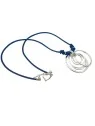 Collar cuero azul y aros plateados
