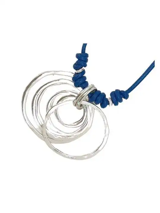 Detalle collar cuero azul y aros plateados