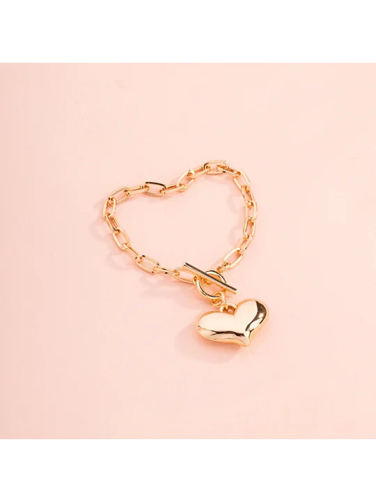 brazalete de eslabones con corazón dorado