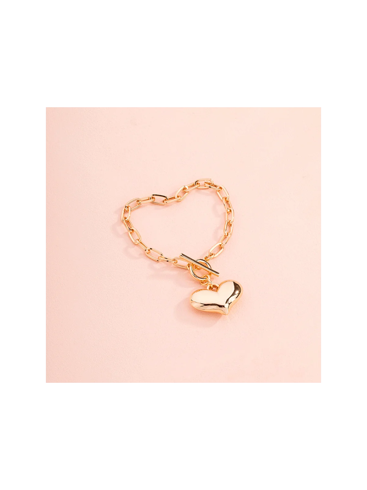 brazalete de eslabones con corazón dorado