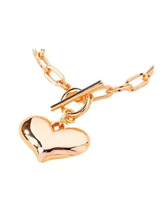 detalle de corazón dorado en brazalete
