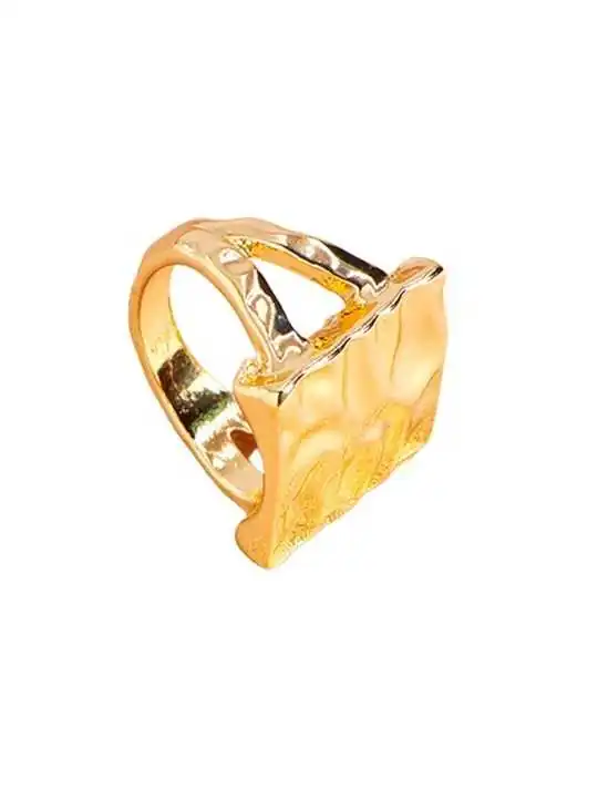 anillo con sello dorado