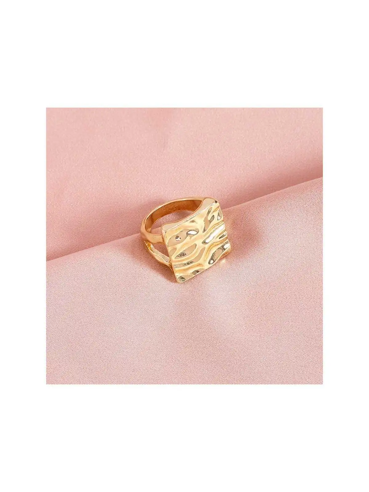 anillo especial tipo sello dorado