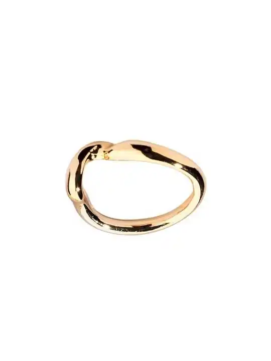 anillo dorado de forma irregular