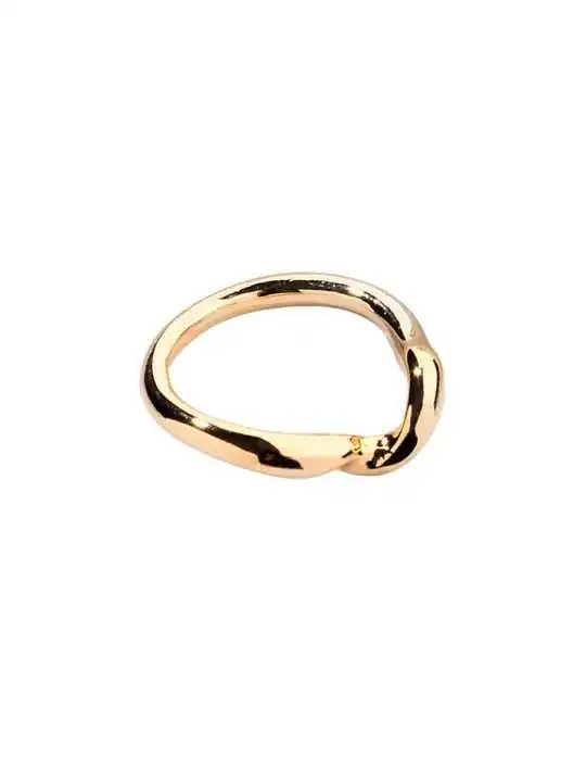 anillo de forma irregular dorado