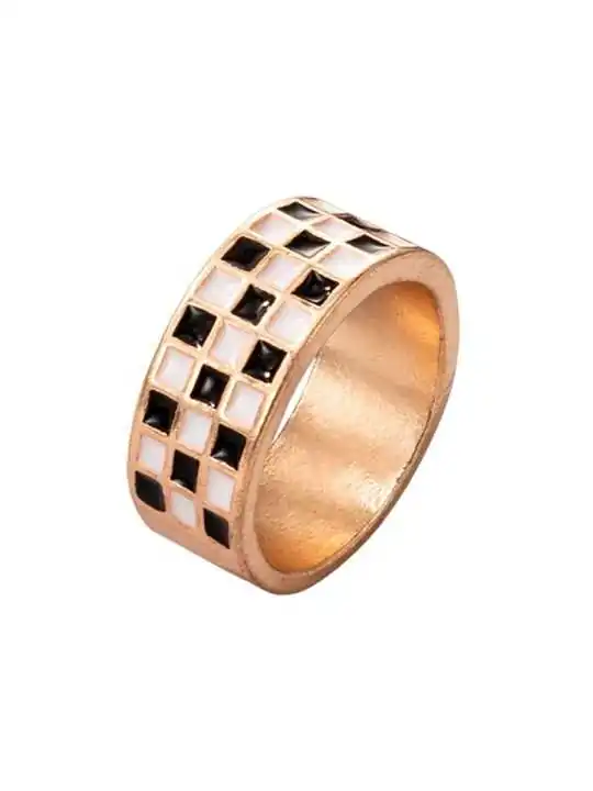 Anillo dorado damero blanco y negro
