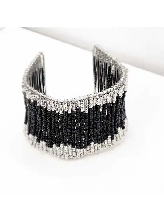 brazalete cuff plateado con chaquiras negras