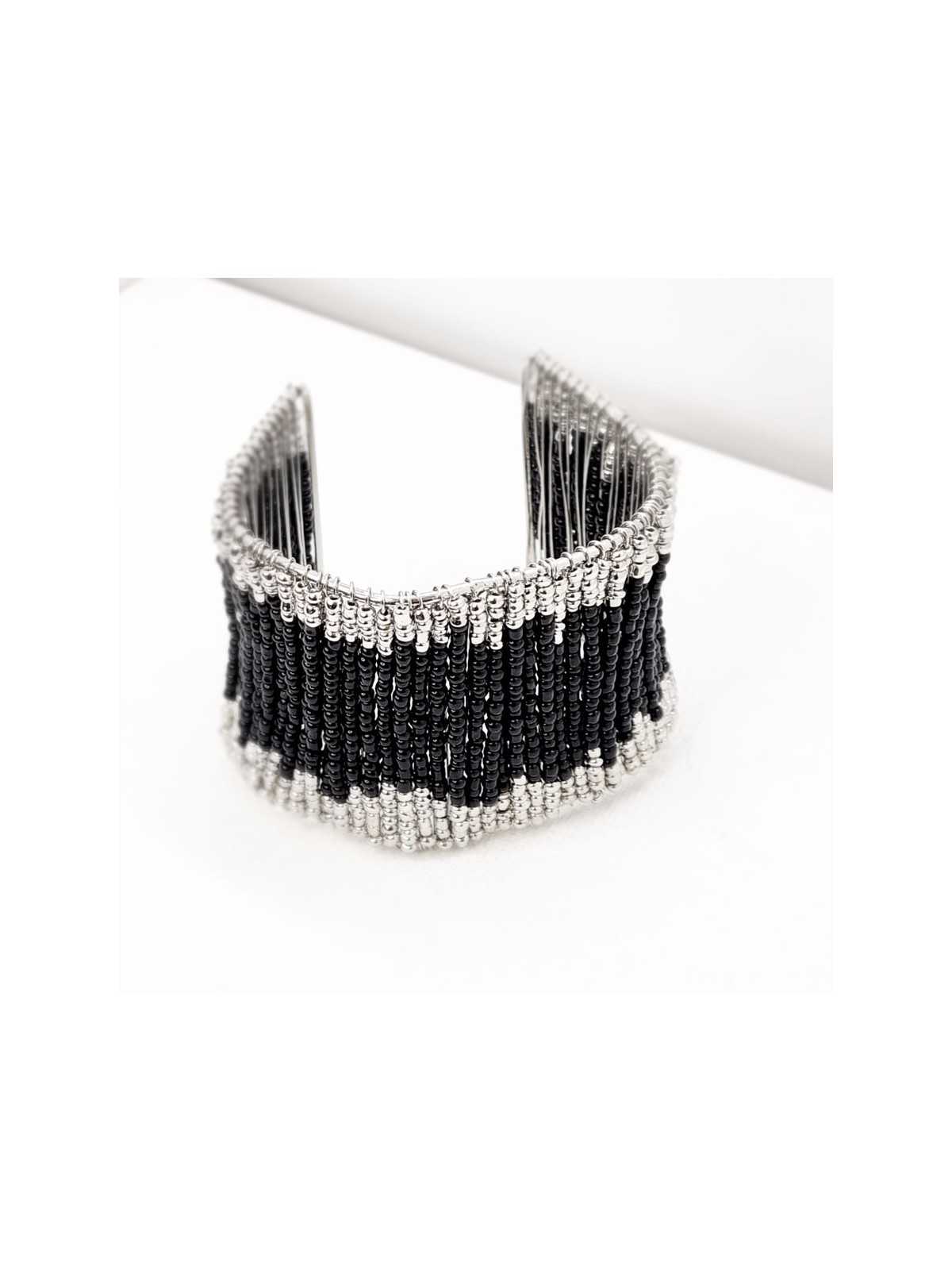brazalete cuff plateado con chaquiras negras