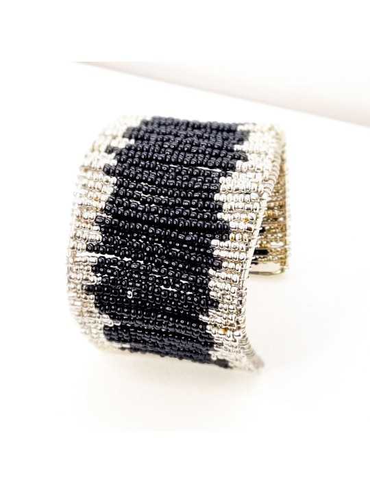 brazalete de chaquiras negras y metal plateado