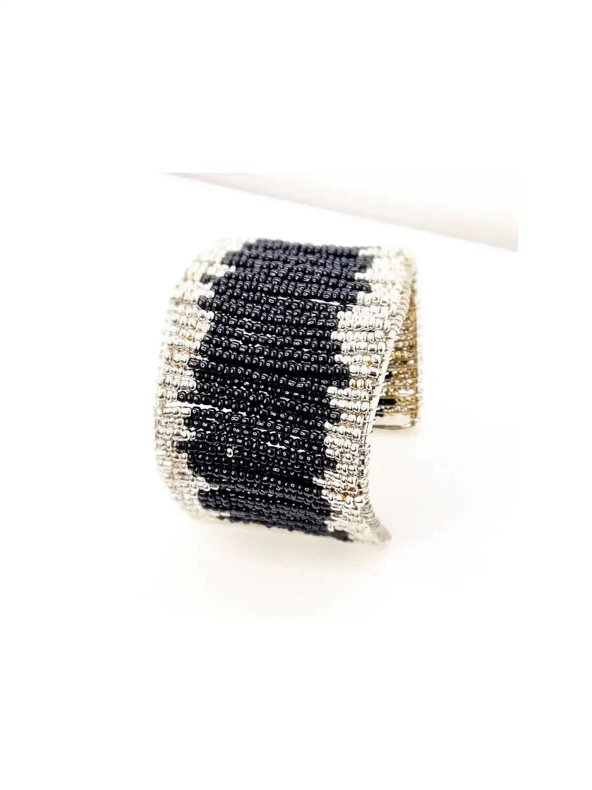 brazalete de chaquiras negras y metal plateado