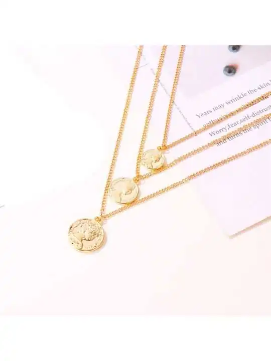 collar tres cadenas doradas con medallas