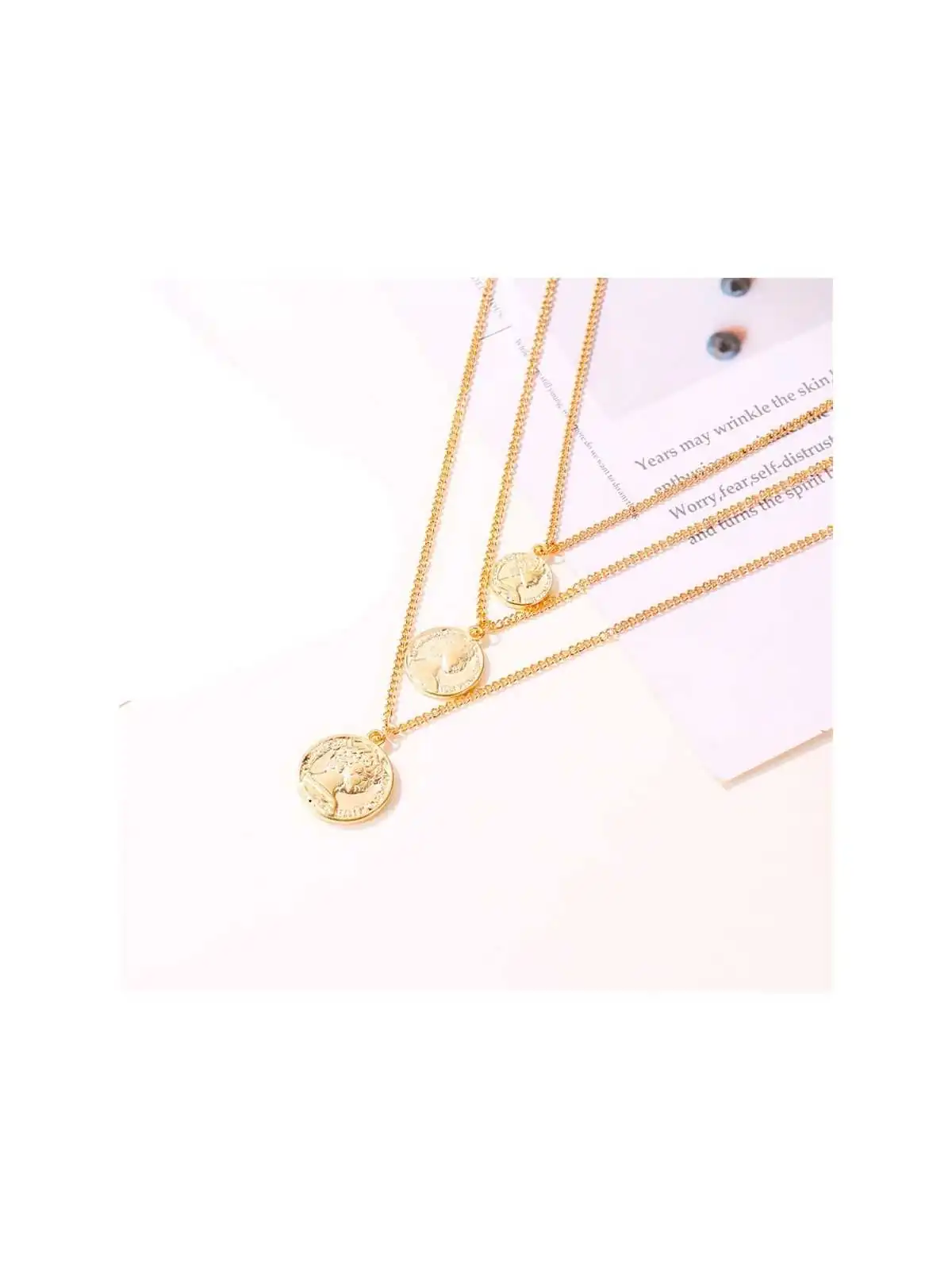 collar tres cadenas doradas con medallas