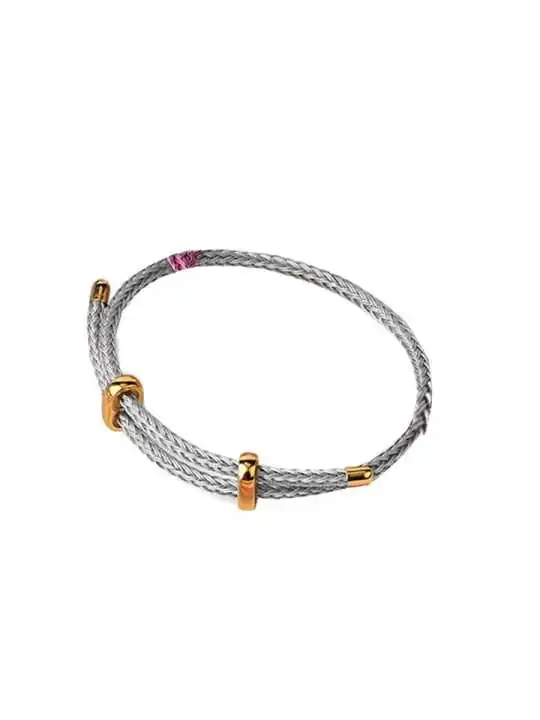 pulsera de acero gris con remate dorado