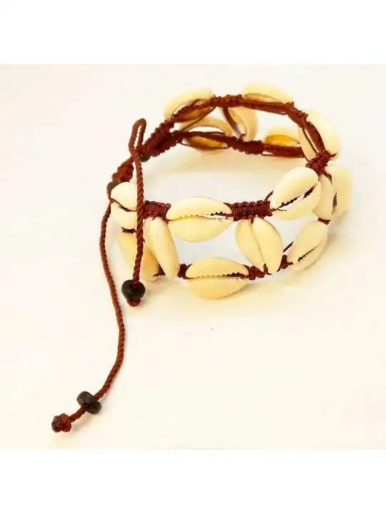 Brazalete de cuero y conchas marinas