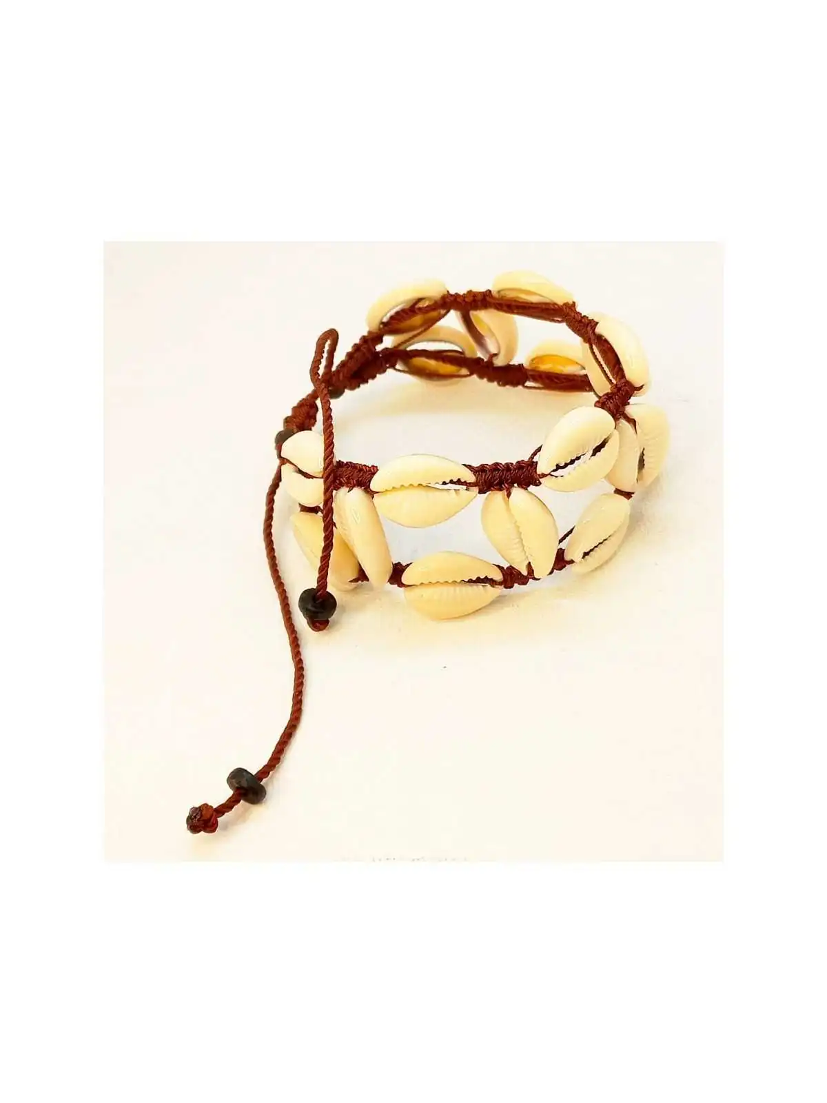 Brazalete de cuero y conchas marinas