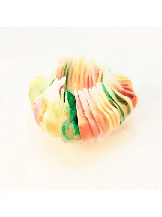 Brazalete de conchas marinas coloreadas