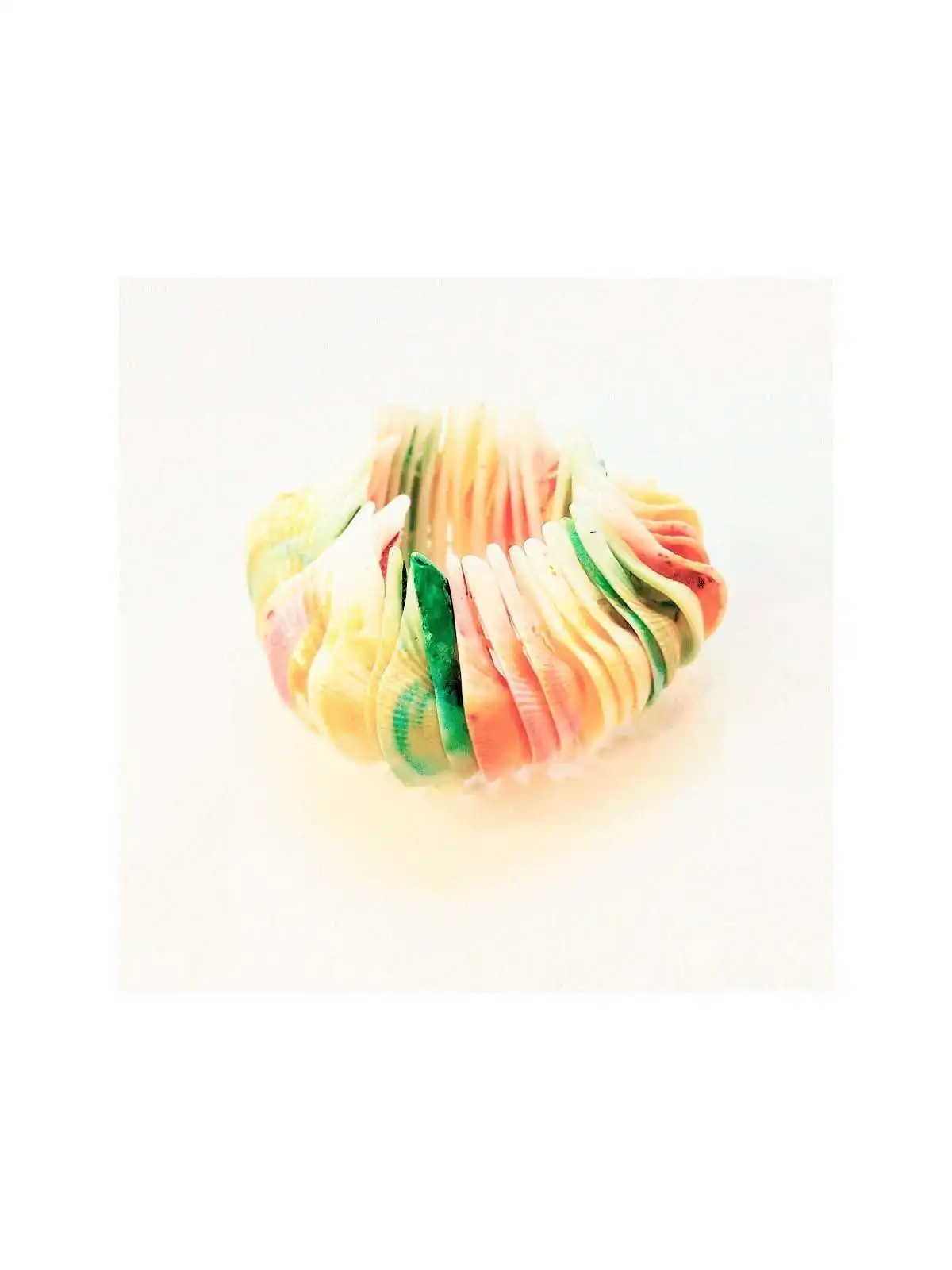 Brazalete de conchas marinas coloreadas
