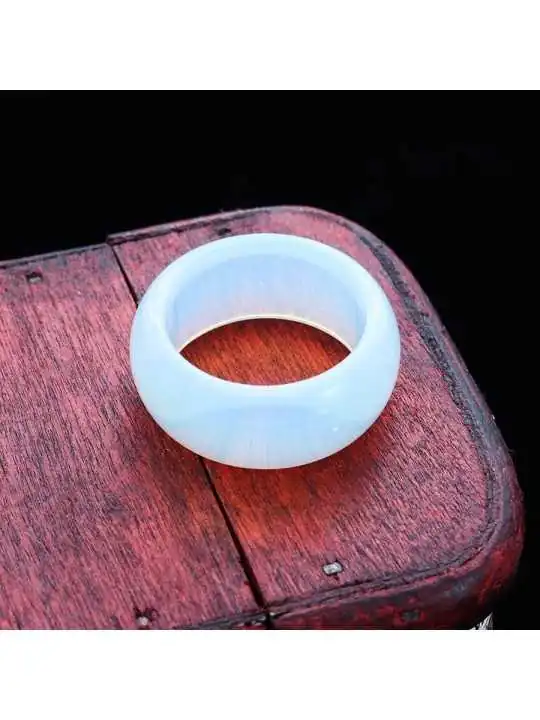anillo de opalo translucido