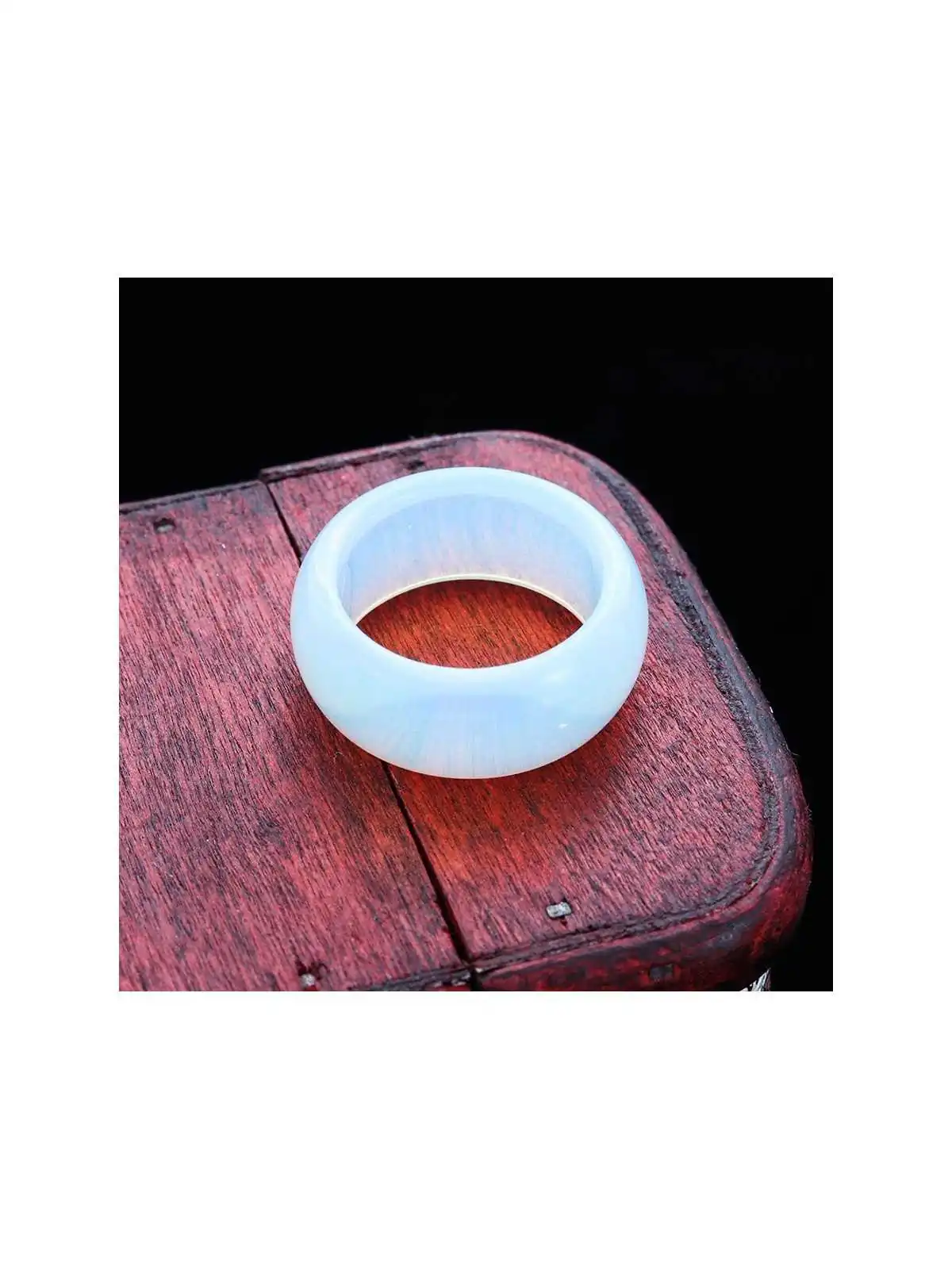anillo de opalo translucido