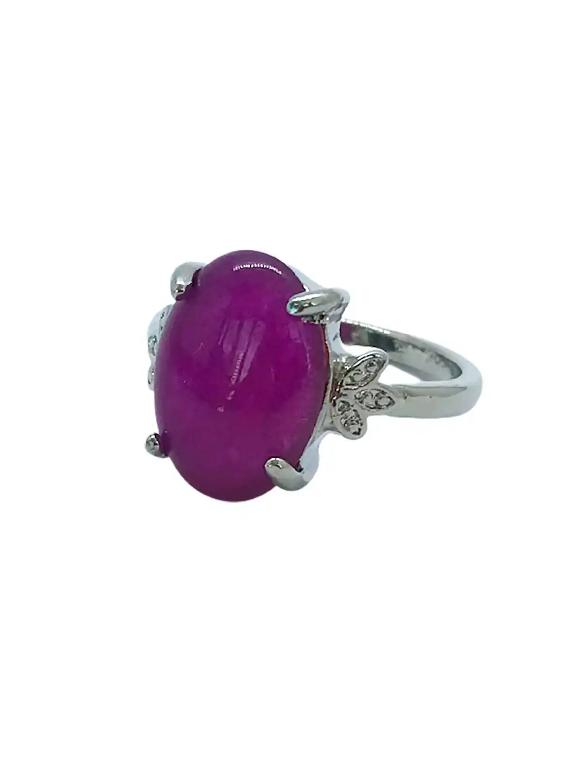 anillo jade violeta montado en garras plateadas