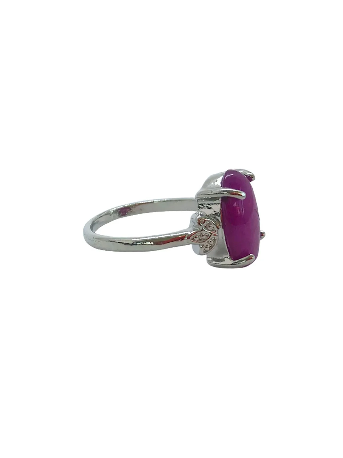 detalle anillo jade violeta montado en garras plateadas