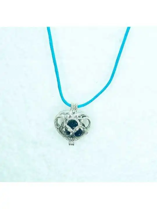 corazon plateado con agata negra y cinta azul