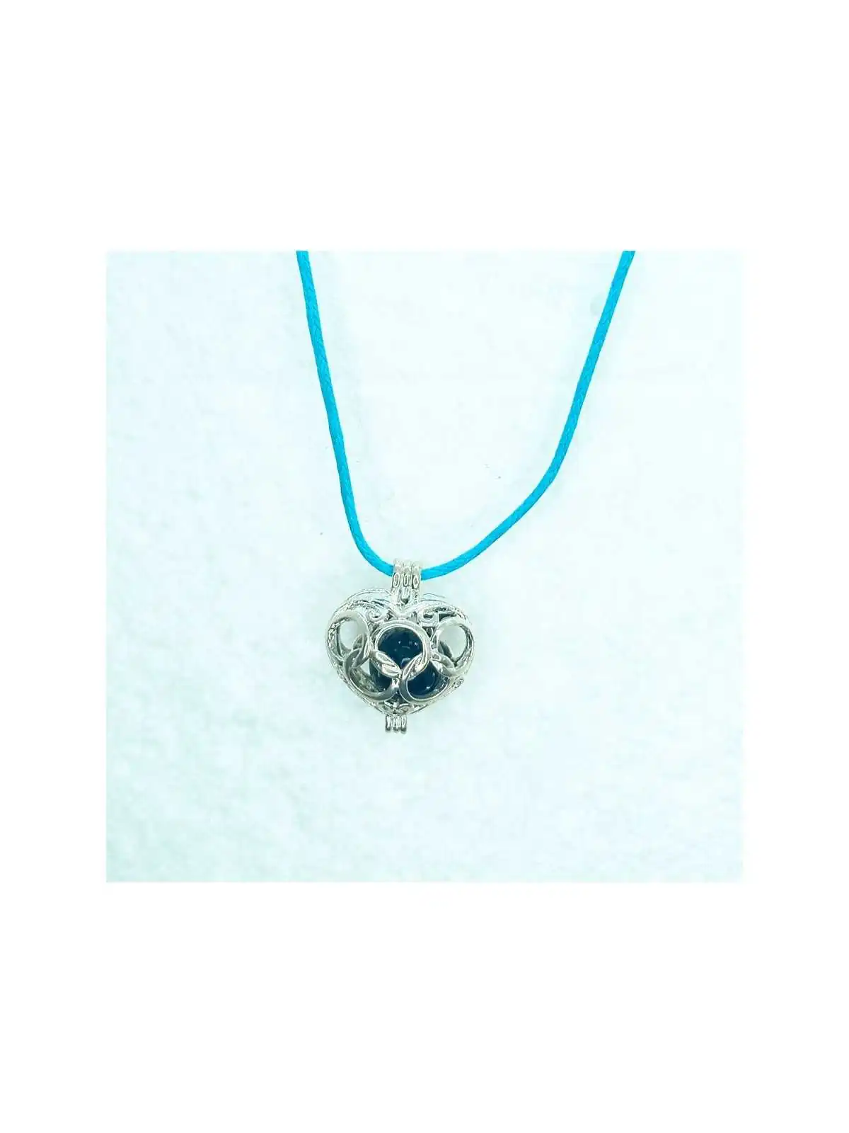 corazon plateado con agata negra y cinta azul
