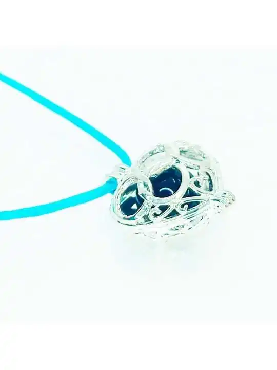 detalle corazon plateado con agata negra y cinta azul