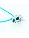detalle corazon plateado con agata negra y cinta azul