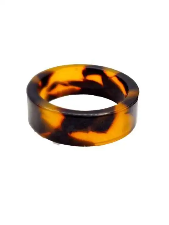 anillo en resina de carey
