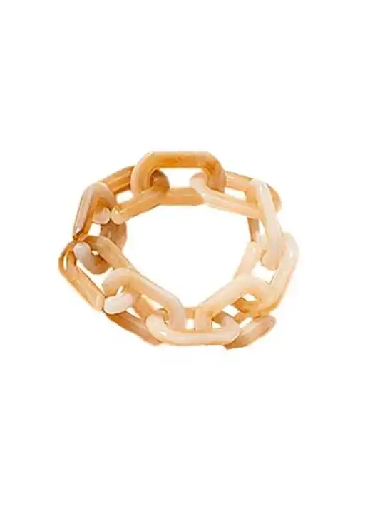 anillo de resina color ambar
