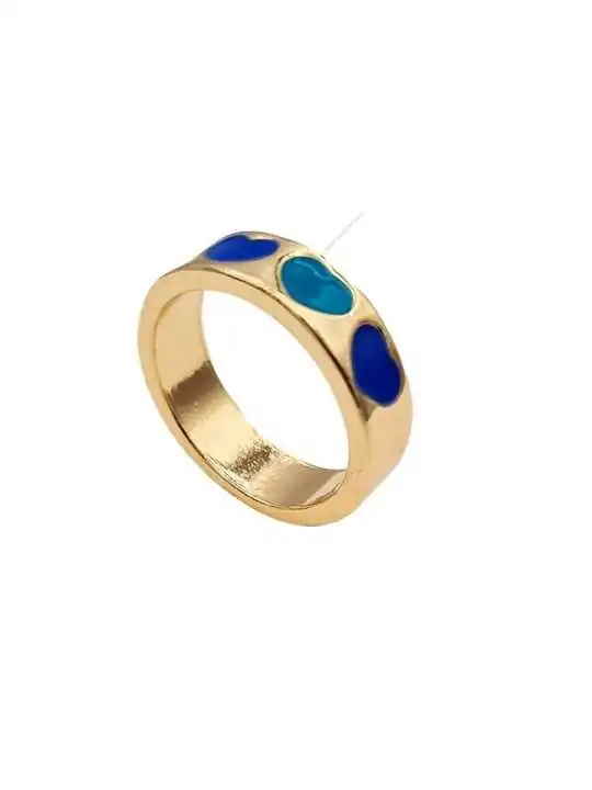 anillo dorado con esmalte azul corazones