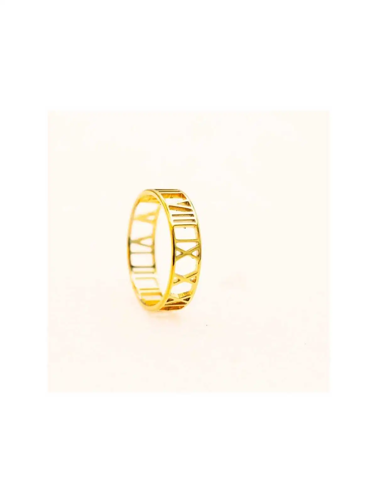 anillo numeros romanos dorado