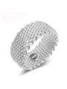 anillo plateado de rejilla