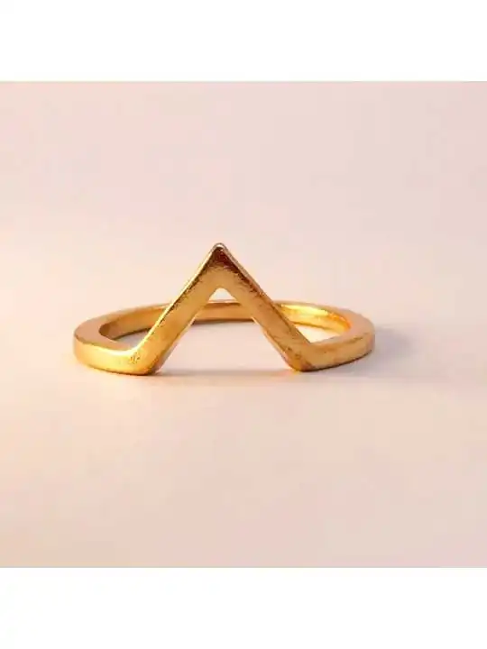 anillo triangulo dorado
