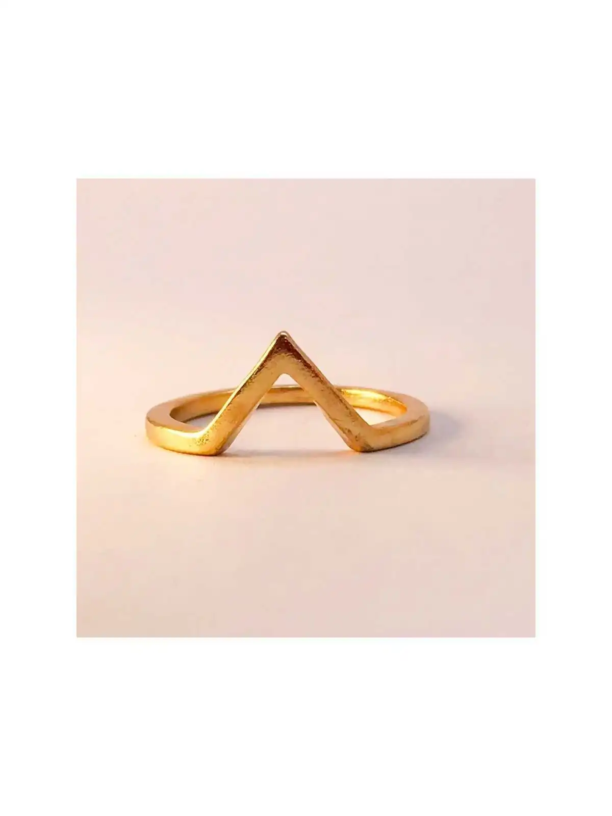 anillo triangulo dorado