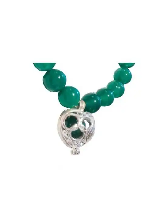 detalle pulsera jade verde con corazón y agata negra